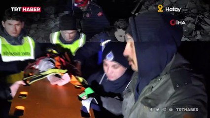 Depremden saatler sonra hayata tutundular