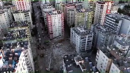 Enkaz bölgesi günün ilk ışıklarıyla böyle görüntülendi