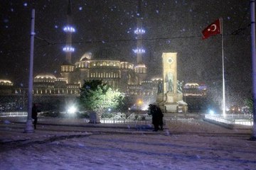 TAKSİM BEYAZA BÜRÜNDÜ