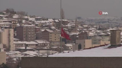 Milli yas nedeniyle bayraklar yarıya indirildi