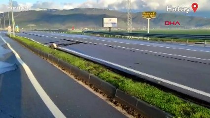 Hatay Havalimanı yolunda, iki büyük depremde derin çatlaklar oluştu