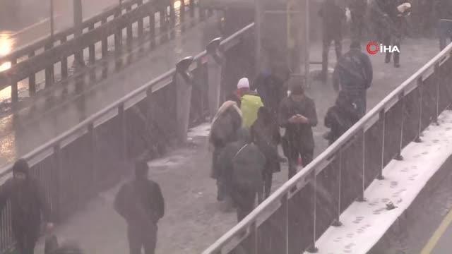 İstanbul'da kar yağışı etkisini sürdürüyor