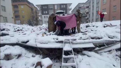 Van'dan giden ekip 2 kişiyi enkazdan sağ çıkarttı