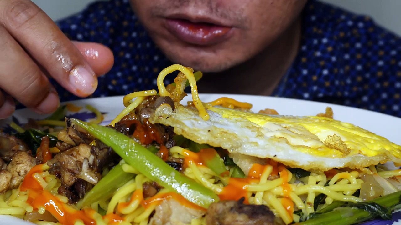 asmr Eat Grilled Noodles, grilled Egg, grilled Chicken | india food eating | khmer noodles eating