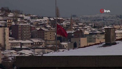 Milli yas nedeniyle bayraklar yarıya indirildi