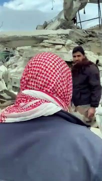 Suriye'de bir kadın, göçük altında doğum yaptı