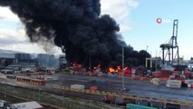 Depremden sonrası limanda çıkan yangın devam ediyor