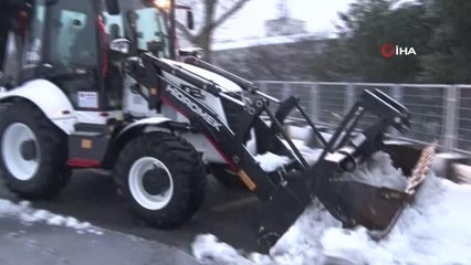 İstanbul'da kar yağışı: Esnaf dükkanlarının önünü temizledi