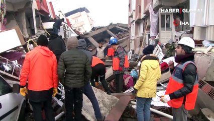 Hatay'da enkaz altındaki ailesine seslendi, feryatları sokağı inletti: 'Ceren, anne ses verin'