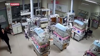 Hemşirelerin deprem sırasında kuvözdeki bebekleri koruma çabası kamerada