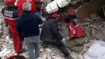 Hatay’da yıkılan binada arama-kurtarma çalışması yapan ekiplerin üzerine enkaz çöktü