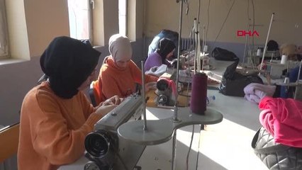 AĞRILI KADINLAR, DEPREMZEDELERİN ÜŞÜMEMESİ İÇİN KIŞLIK GİYSİ DOKUYOR