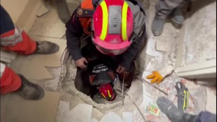 Depremin 147. Saatinde Hatay'da 10 Yaşında Bir Kız Çocuğu Enkazdan Sağ Çıkarıldı