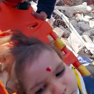 Bakan Fahrettin Koca müjdeyi duyurdu: 150 saat sonra enkazdan kurtarıldı