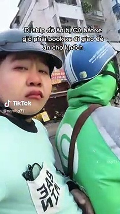 Đang giao đồ ăn cho khách thì bị giữ xe, shipper có tâm đặt luôn xe ôm để tiếp tục chuyến