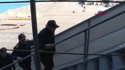 Bakan Akar, TCG Sancaktar'daki depremzedeleri ziyaret etti