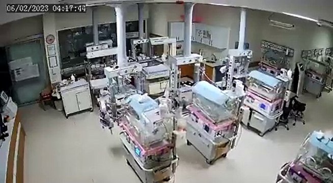 Canları pahasına bebeklerin bulunduğu küvözlerin devrilmesini engellediler