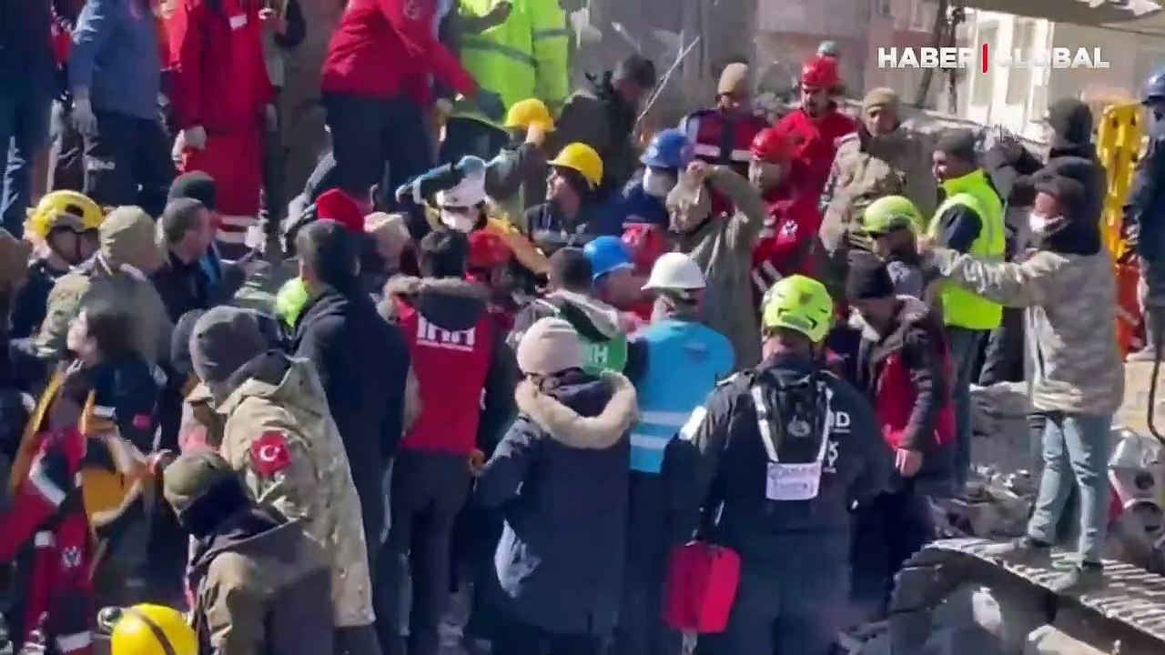 Adıyaman'da 152. saatte gelen mucize! 22 yaşındaki Rabia hayata tutundu