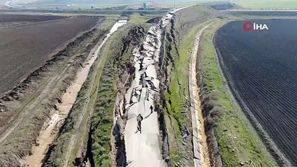Depremin merkezinden korkunç görüntü! Yol yarıldı, devasa çatlaklar oluştu