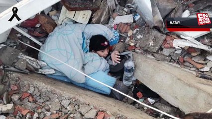 Hatay'da belden aşağısı enkazda kalan çocuk kurtarılmayı bekliyor