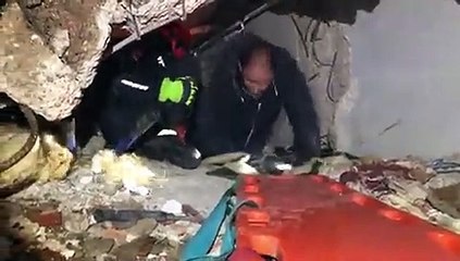 CHP'li Deniz Yavuzyılmaz enkaza indi: Ekipman az, vatandaş çaresiz