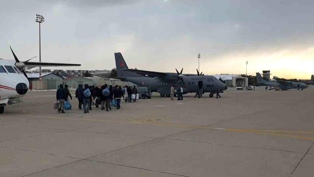 MSB: Arama-kurtarma çalışmalarına katkı sağlayacak olan maden işçilerimizi, Hava Kuvvetlerine ait uçak ile Adıyaman'a ulaştırdık