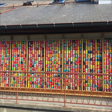 Fabien chauffe sa maison avec un chauffage fabriqué à base de canettes de soda