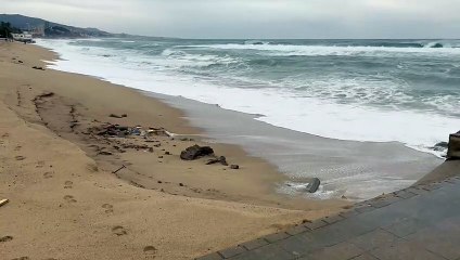 Fuerte temporal en la playa de Badalona