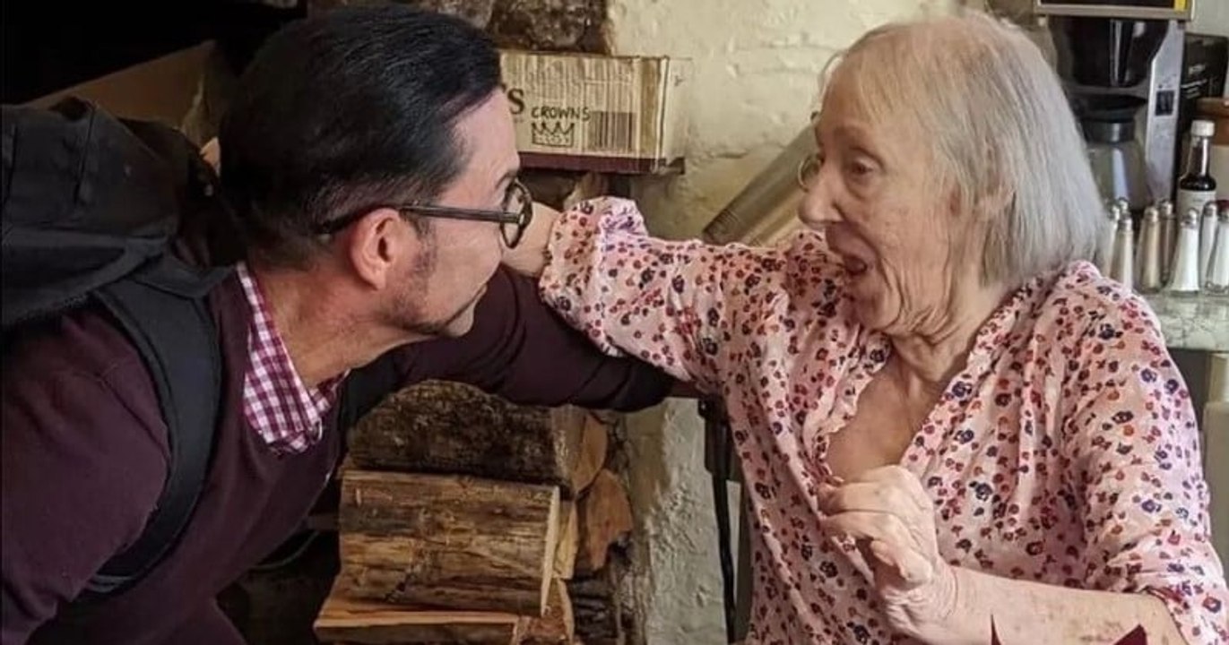 À 58 ans, il rencontre enfin sa mère biologique et trouve une deuxième famille