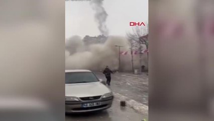 6 KATLI BİNA YIKILIRKEN BACASINDAN ÇIKAN DUMAN DİKKAT ÇEKTİ