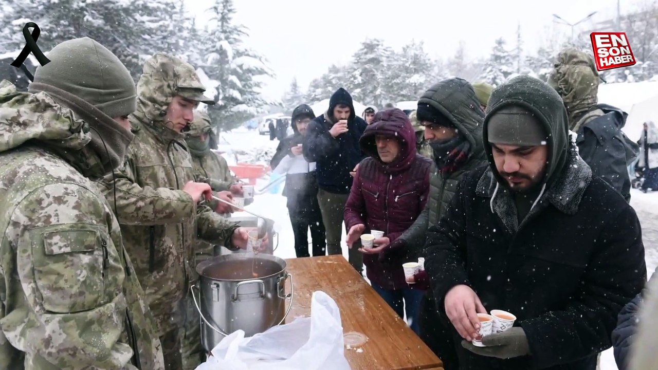 Mehmetçik depremzedelere sıcak yemek dağıtımı yaptı