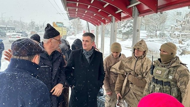 Depremzedeler isyan etti: Çocuklar açlıktan ağlıyor