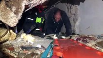 CHP'li Deniz Yavuzyılmaz enkaz altına girdi, kurtarma çalışmalarına katıldı