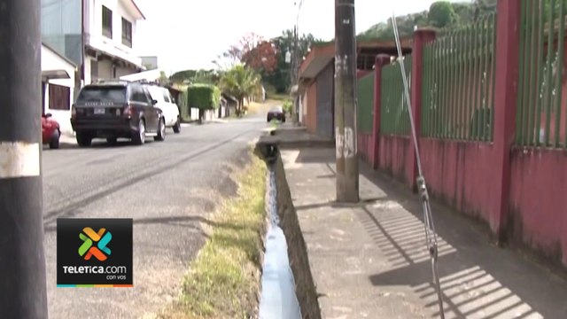 tn7-tuberia-rota-provoca-malos-olores-y-enojo-a-vecinos-de-la-union-070223