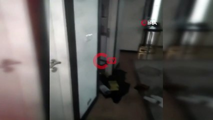 Deprem sonrası video çekerken ev üstüne yıkıldı