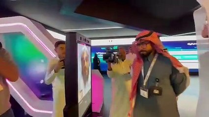 شاهد.. هذا ما قاله وزير "الإسلامية" لمقدم الفتوى عبر روبوت رئاسة الحرمين بمعرض "ليب"