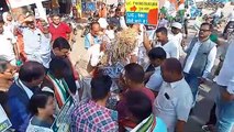कांग्रेस ने मोदी सरकार के विरोध में पुतला दहन कर किया प्रदर्शन
