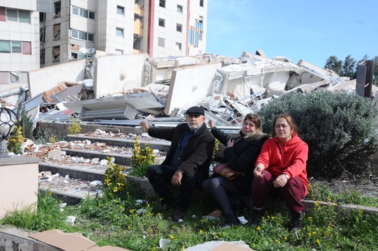 Çaresiz bekleyiş: İçeride 100’e yakın kişi var, kimse kurtarmıyor