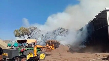 जिले के हाटपीपल्या में भूसा फैक्ट्री में भीषण आग लग गई।