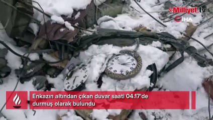 Enkazın altında bulunan duvar saati 04.17'de durmuş