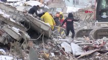 SPOR Malatya'da voleybolcuların kaldığı otelin enkazında 1 kişinin cansız bedenine ulaşıldı