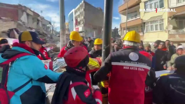 Depremden 35 saat sonra enkazdan bir kişi kurtarıldı