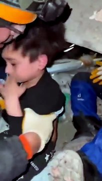 Enkazdan uyurken çıkartılan çocuğun sözleri gülümsetti: “Ne oluyor ya ne oluyor?”