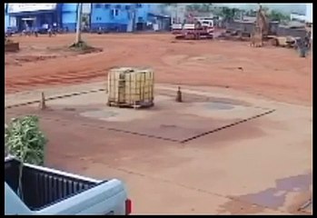 Avião cai sobre residência e morador e piloto sobrevivem