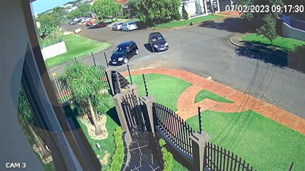 Vídeo mostra forte colisão entre carros no Bairro Coqueiral