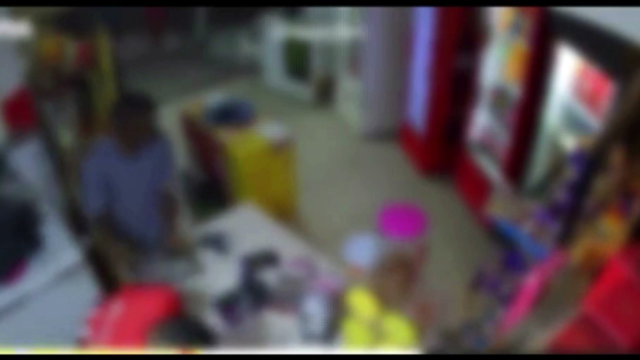 Flagrante: mulher implora para não ser assaltada em comércio do PR