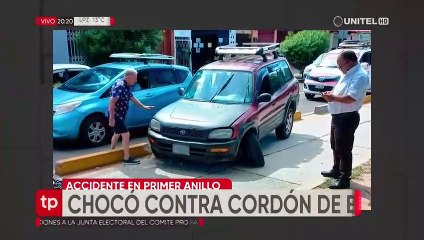 Vehículo choca contra cordón del BRT y micro se sube a un camellón en la vía a Cotoca