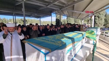 DEPREMDE ÖLEN AVUKAT, EŞİ VE İKİZLERİ SON YOLCULUKLARINA UĞURLANDI