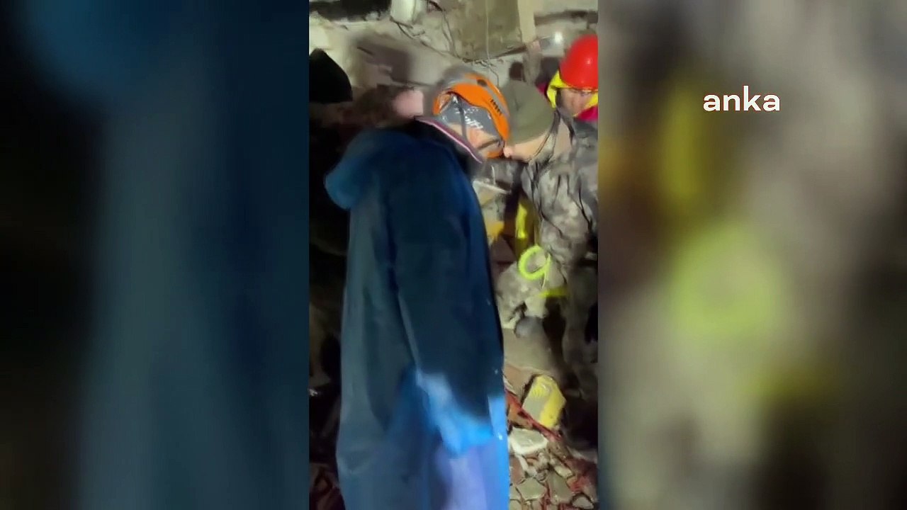 Hatay'da 3 yaşındaki kız çocuğu enkaz altından böyle çıkartıldı