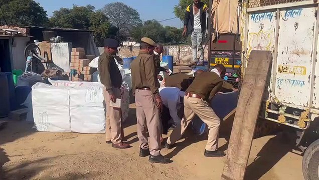 घर में नकली शराब बनाने की फैक्ट्री से बड़ी मात्रा में शराब व सामग्री बरामद